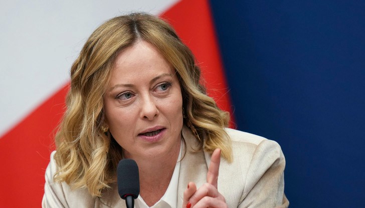 Италианският премиер разкритикува "срамните сексистки нападки"