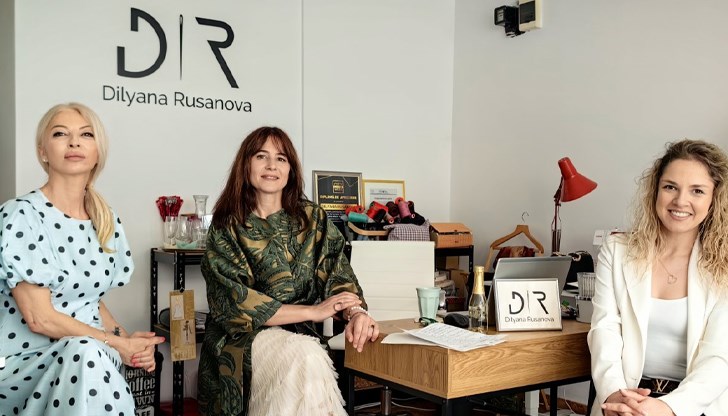 25 творци показват авторски колекции на "Мода, класика и просеко" пред Дома на културата 25 творци показват авторски колекции на "Мода, класика и просеко" пред Дома на културата