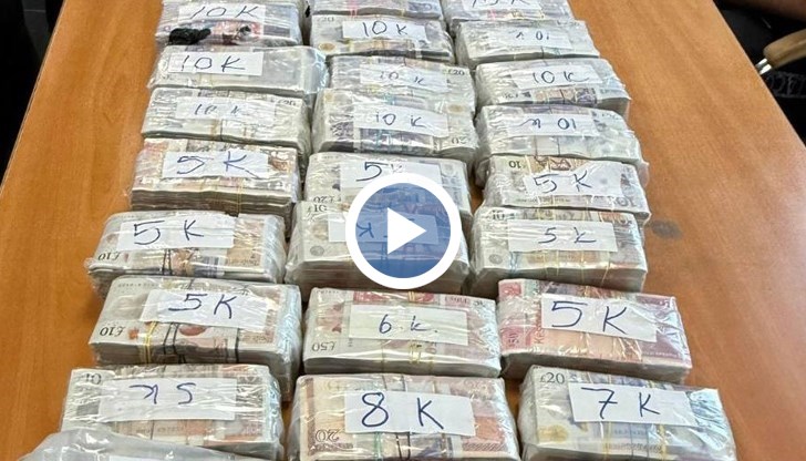 Парите са били скрити във фабрична кухина в горната част на кабината