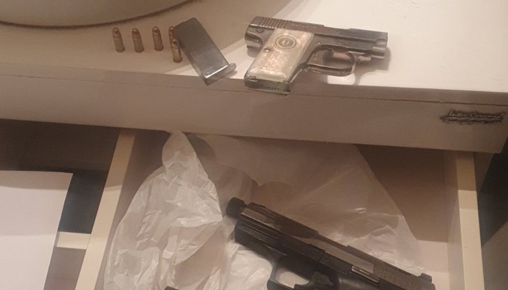 Полицията откри незаконни пистолети ЧЗ и Валтер Р99 в дома на задържания
