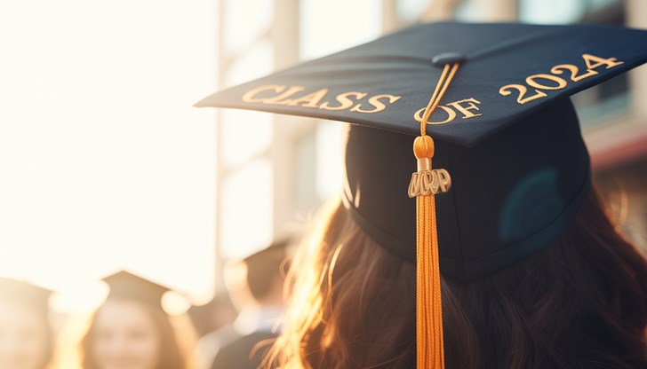 Кандидат-студенти се притесняват от високите такси при платеното обучение, особено за специалности като право и психология