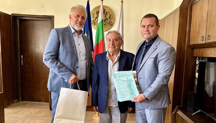 Кметът на Русе се срещна с автора на новата книга за историята на Русенската поща