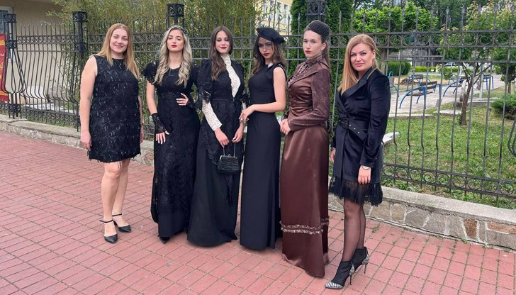 Уникални копия на автентични облекла от Регионалния музей бяха представени от модели пред Историческия музей