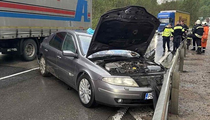 Движението е затруднено, шофьорите да пътуват с повишено внимание Движението е затруднено, шофьорите да пътуват с повишено внимание
