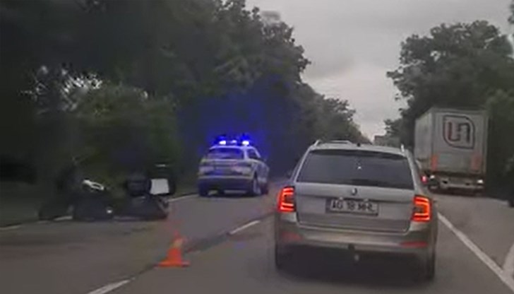 Трафикът се регулира от "Пътна полиция" преди разклона за Обретеник Трафикът се регулира от "Пътна полиция" преди разклона за Обретеник