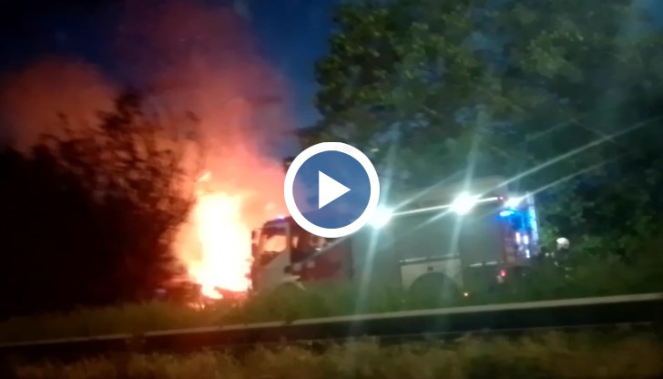 Пет екипа се бориха с пламъците, временно затвориха пътя в посока Русе