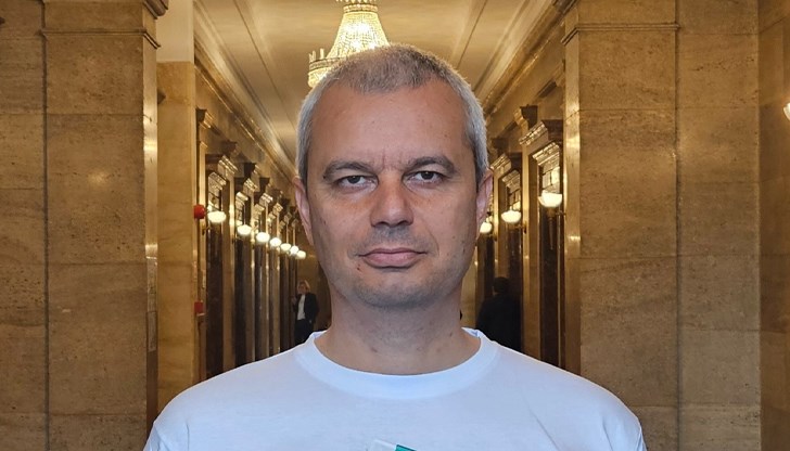 Въвеждането на чужда валута в страната против волята на българския народ е на практика държавен преврат, смята лидерът на "Възраждане" Въвеждането на чужда валута в страната против волята на българския народ е на практика държавен преврат, смята лидерът на "Възраждане"