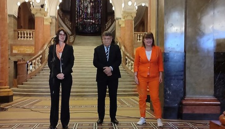 Изложба с 20-годишна история на малките графики от Регионална библиотека "Любен Каравелов" беше открита в Ректората