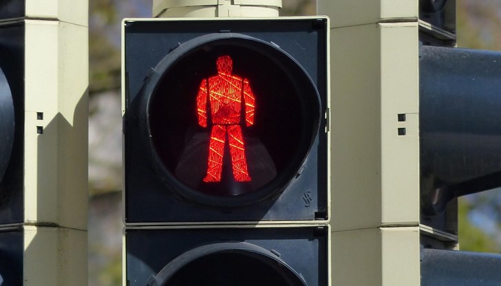 Възрастната жена и внучето й са пресичали на червен светофар