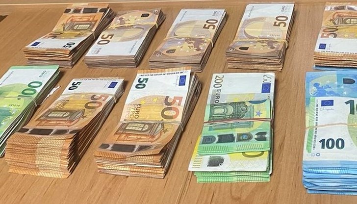 Недекларираната валута е открита при рутинна проверка на Митнически пункт Лесово Недекларираната валута е открита при рутинна проверка на Митнически пункт Лесово