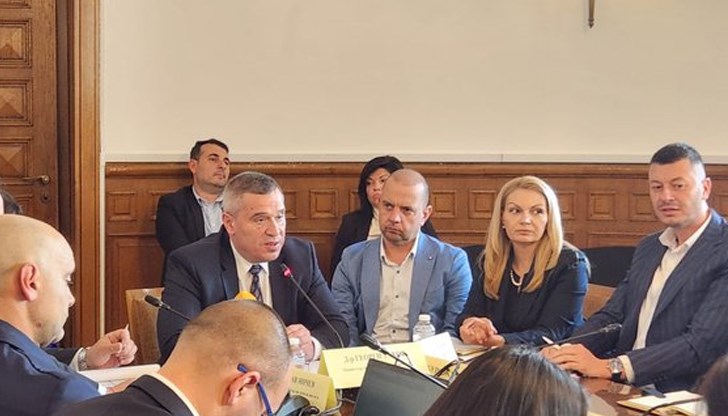 Министър Георги Тахов представи проект за магазини с достъпни цени