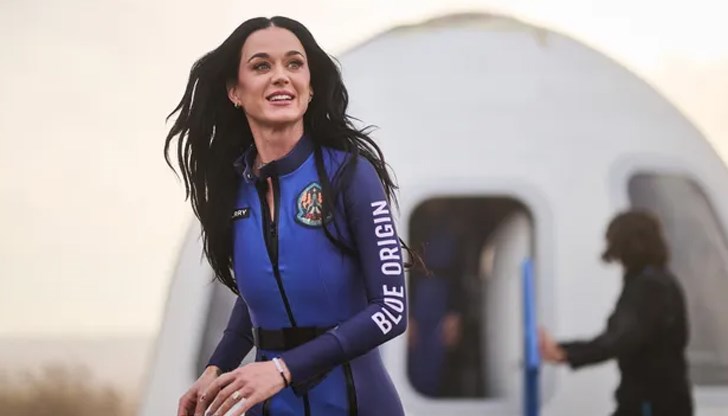 Певицата се шегува с негативните реакции след полета ѝ с Blue Origin на концерт в Чикаго