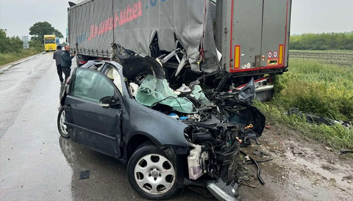 Шофьорът на лекия автомобил е с фрактури на двата крака