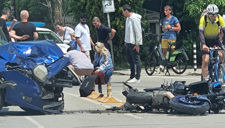 Движението в района е блокирано заради произшествието