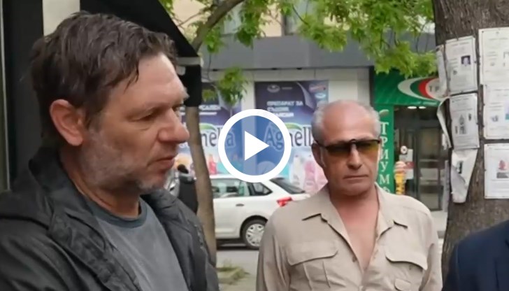 Сцената на агресия е заснета от охранителни камери на търговски обект