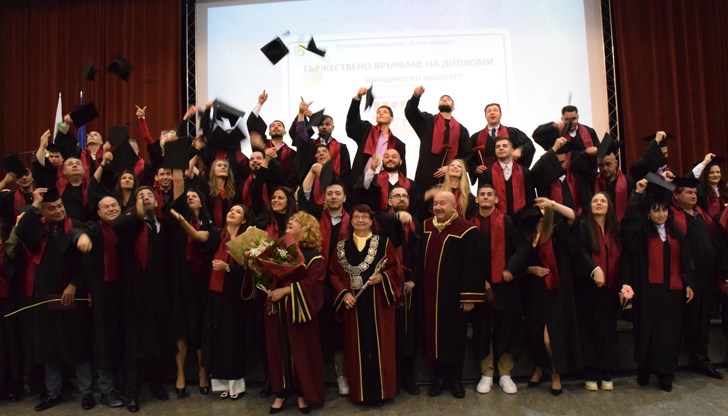 16 абсолвенти от випуск 2025 завършиха с отличен успех престижната специалност