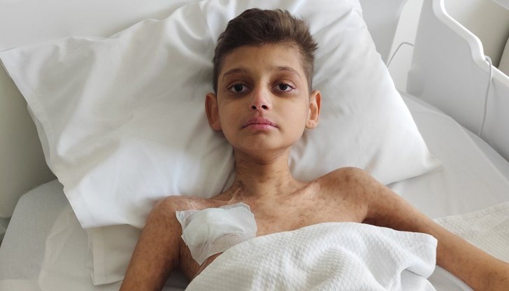 Момчето се нуждае от спешно лечение след като лекарите в България спират терапията му Момчето се нуждае от спешно лечение след като лекарите в България спират терапията му