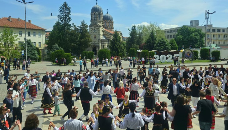 Участие взеха местни фолклорни състави и вокални групи от училищата