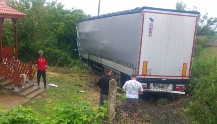 Шофьорът е загубил контрол на мокрия от дъжд асфалт край видинското село