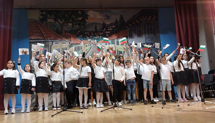 Химнът "Върви, народе възродени" даде старт на празничния маратон