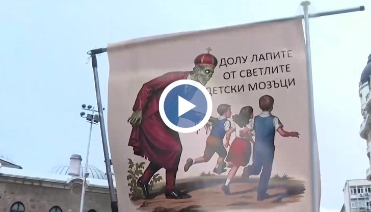 Протестиращите твърдят, че предметът подменя светското образование с индоктринация