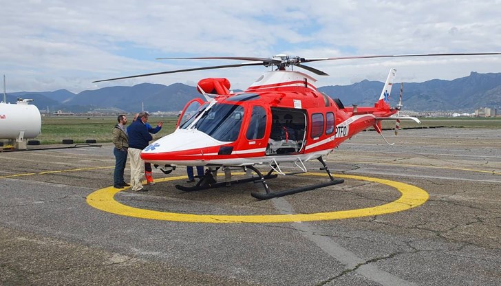 Машината може да лети и при лошо време, а екипажът е готов за най-тежките случаи Машината може да лети и при лошо време, а екипажът е готов за най-тежките случаи