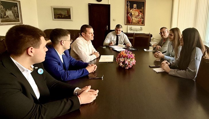 Гимназисти се срещнаха с кмета Пенчо Милков Гимназисти се срещнаха с кмета Пенчо Милков