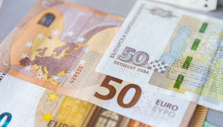 Представители на малкия и средния бизнес виждат повече предимства отколкото недостатъци в преминаването към единната европейска валута Представители на малкия и средния бизнес виждат повече предимства отколкото недостатъци в преминаването към единната европейска валута