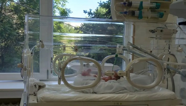 Медиците полагат денонощни грижи за недоносеното момченце, родено в седмия месец Медиците полагат денонощни грижи за недоносеното момченце, родено в седмия месец