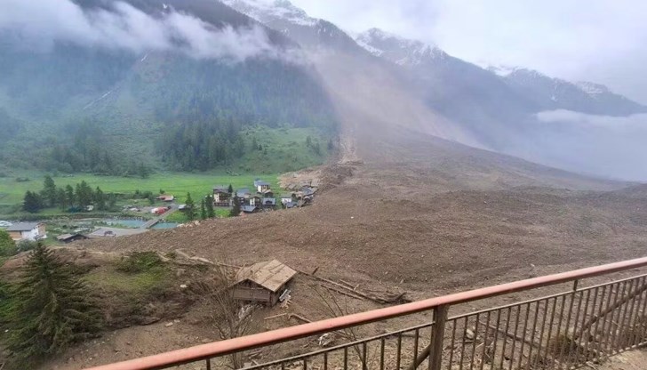 Голяма част от ледника Бирх се откъсна днес следобед, един човек е в неизвестност Голяма част от ледника Бирх се откъсна днес следобед, един човек е в неизвестност