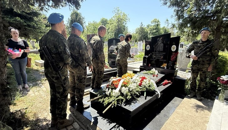 Близки и военни от специалните сили се събраха на възпоменателна церемония за русенския офицерски кандидат, загинал при мисия през 2005 година
