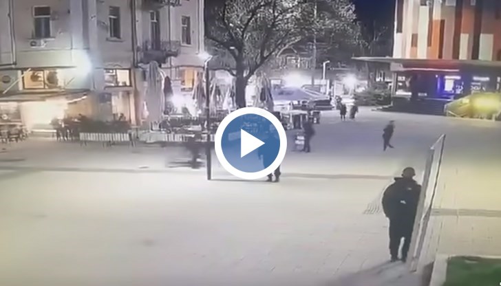 Кадри показват как полицай е пометен, докато се опитва да спре тротинетка с висока скорост в центъра на града