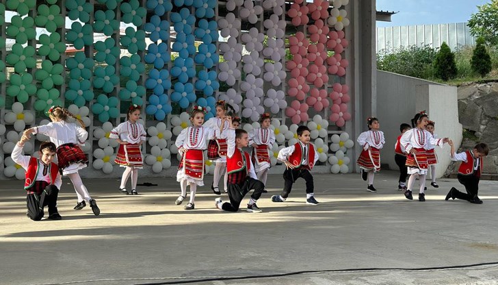 Над 18 детски градини представиха талантливи изпълнения пред публика