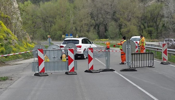 Движението ще е спряно от 9:00 до 15:00 часа Движението ще е спряно от 9:00 до 15:00 часа