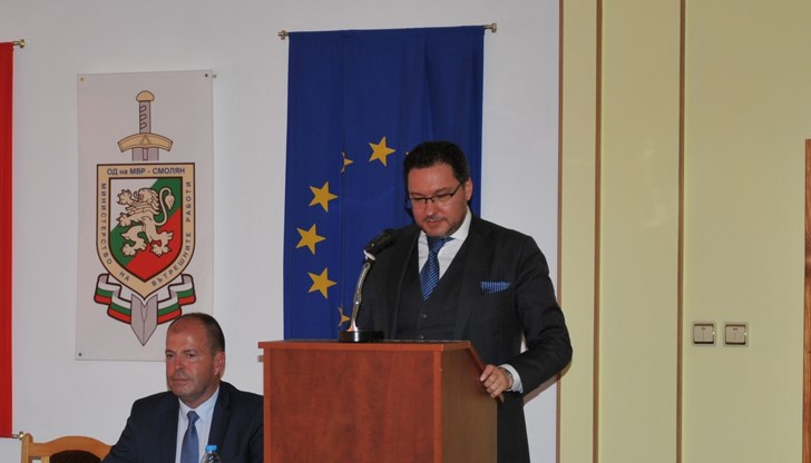 Вътрешният министър твърди, че Румен Радев нарушава Конституцията и поети международни ангажименти