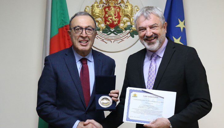 Бившият президент пристигна в Русе, за да обяснява ползите от влизане в Еврозоната - тема, по която е известен експерт