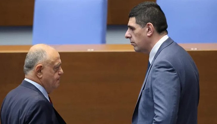 Лидерите на Демократична България определиха предложението на президента Радев като опит за поляризация и нестабилност Лидерите на Демократична България определиха предложението на президента Радев като опит за поляризация и нестабилност