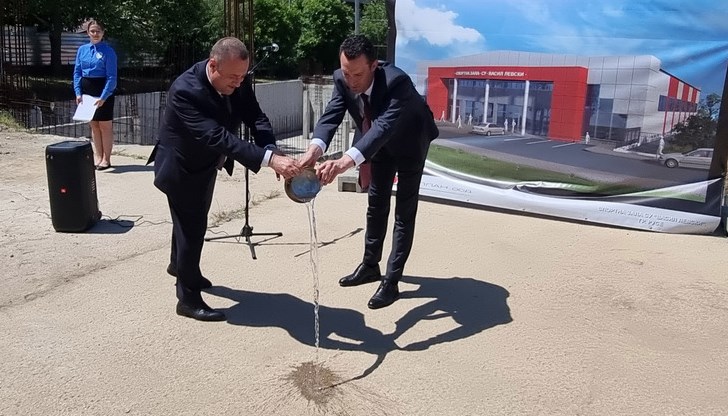 Спортният министър и Пенчо Милков възобновиха строителството на спортна зала с плувен басейн в СУ "Васил Левски Спортният министър и Пенчо Милков възобновиха строителството на спортна зала с плувен басейн в СУ "Васил Левски