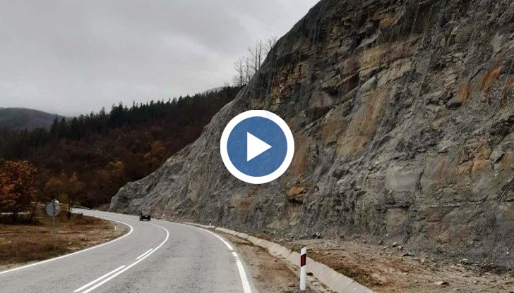 Аварийни екипи вадят тира, който падна в 40-метрово дере край Мишеморков хан