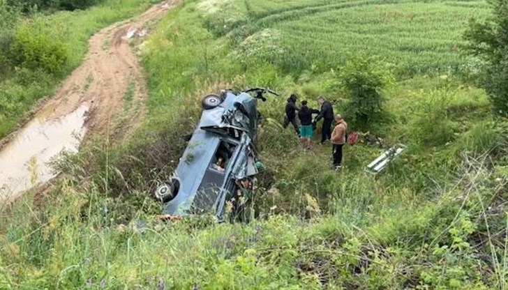 Микробус падна в дере край Харманли Микробус падна в дере край Харманли