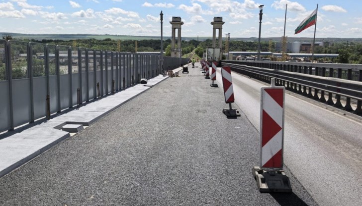 Монтират се фуги и предпазни пана, докато строителите продължават ремонта без спиране на движението