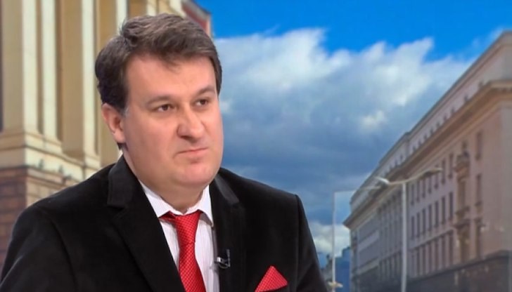 Политологът критикува президента за опитите да блокира влизането на страната в еврозоната през следващата година Политологът критикува президента за опитите да блокира влизането на страната в еврозоната през следващата година