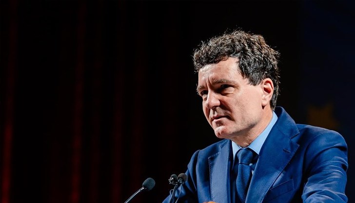 Проевропейският кандидат пое властта с обещание за реформи и стабилност Проевропейският кандидат пое властта с обещание за реформи и стабилност