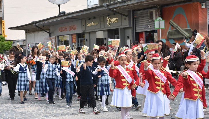 Стотици ученици преминаха по улиците на Бяла в чест на светите братя