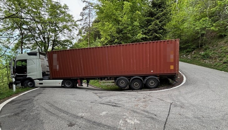 Тежкотоварният камион не успя да вземе остър завой и блокира напълно пътя в двете посоки Тежкотоварният камион не успя да вземе остър завой и блокира напълно пътя в двете посоки