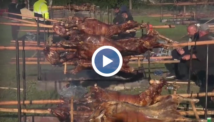 Майстори показват древната техника за приготвяне на чеверме пред очите на туристите