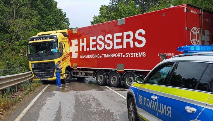 Движението е ограничено, въведен е обходен маршрут през Девене