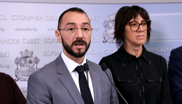 Хекимян показа незаконно сметище с рециклируеми отпадъци, които трябвало да са в циментовите заводи Хекимян показа незаконно сметище с рециклируеми отпадъци, които трябвало да са в циментовите заводи