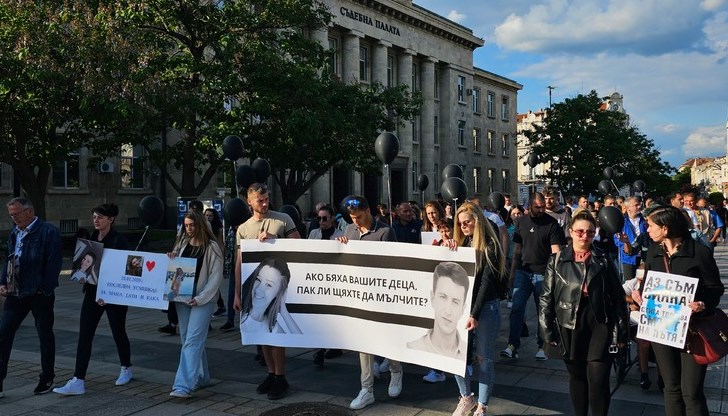 Роднини на Деница и Батуан пуснаха черни балони и поискаха справедливи присъди