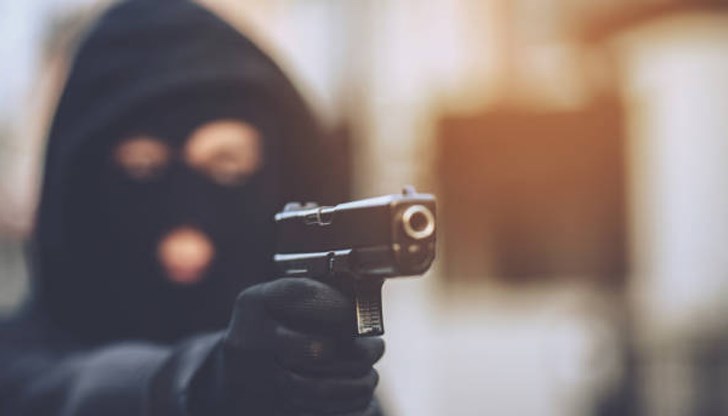 Полицията издирва нападателя